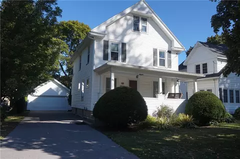 21 Elm St, Le Roy, NY 14482