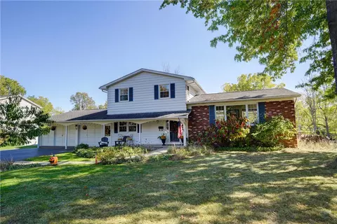 12 Creekside Dr, Honeoye Falls, NY 14472