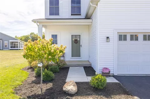 19 Chase Mdw, Honeoye Falls, NY 14472