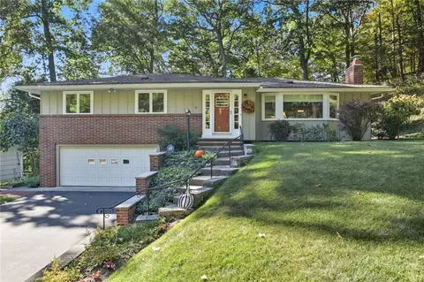 41 Burrows Hills Dr, Rochester, NY 14625