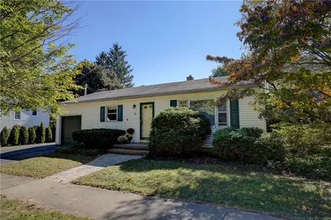 5 Colonial Rd, Rochester, NY 14609