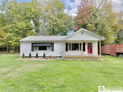 9705 Northfield St, Evans, NY 14006