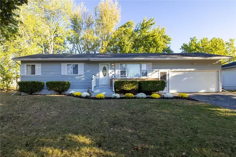 30 Flamingo Dr, Gates, NY 14624