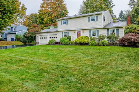 74 Redwood Dr, Penfield, NY 14526
