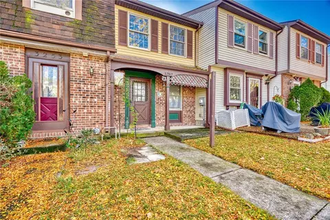 3252 Sherwood Dr, Walworth, NY 14568