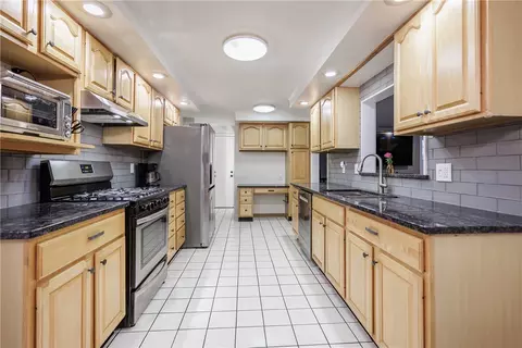 Kitchen - 90 Hefner Dr, Webster, NY 14580 photo 5 of 6