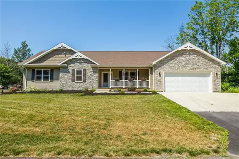 8437 Roosevelt Dr, Royalton, NY 14067