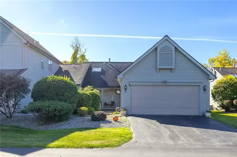 36 Wood Run Cmns, Greece, NY 14612