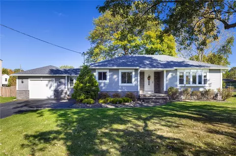 194 Mcguire Rd, Greece, NY 14616