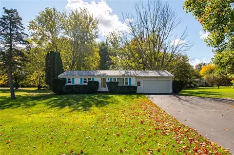 1556 Hennessey Rd, Ontario, NY 14519