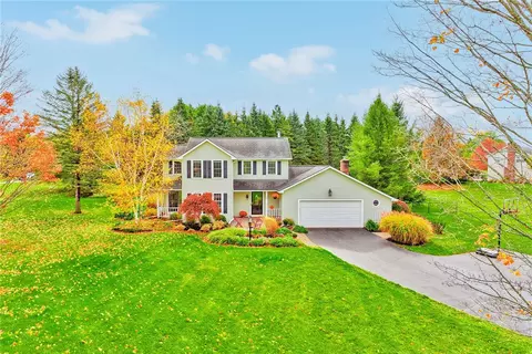 34 Gravel Hill Ln, Honeoye Falls, NY 14472