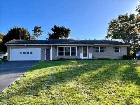 10 Meadowbrook Dr, Albion, NY 14411