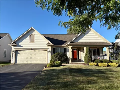 52 Sable Ridge Ln, Greece, NY 14612