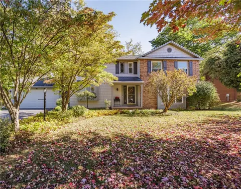 30 Framingham Ln, Pittsford, NY 14534