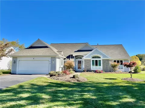 4 Niblick Ct, Perinton, NY 14526