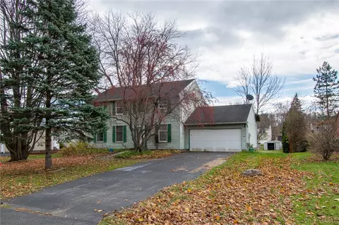 72 Thistlewood Ln, Ogden, NY 14559