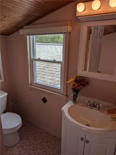 Bath - 227 Coolidge Rd, Irondequoit, NY 14622 photo 2 of 3
