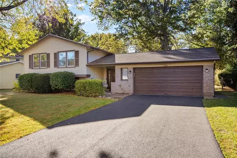 136 Dorian Ln, Greece, NY 14626