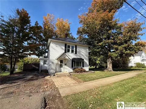 22 Monroe St, Hanover, NY 14136