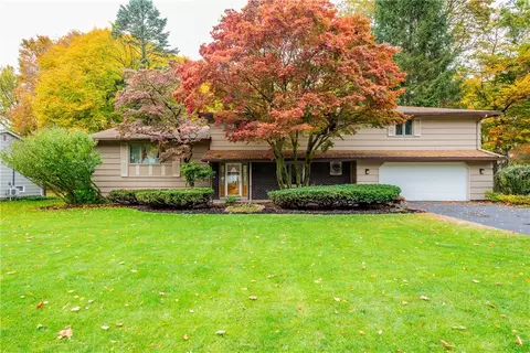 27 Witherspoon Ln, Rochester, NY 14625