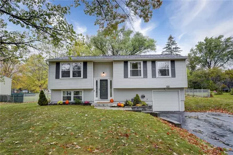 24 Meeting House Dr, Chili, NY 14624