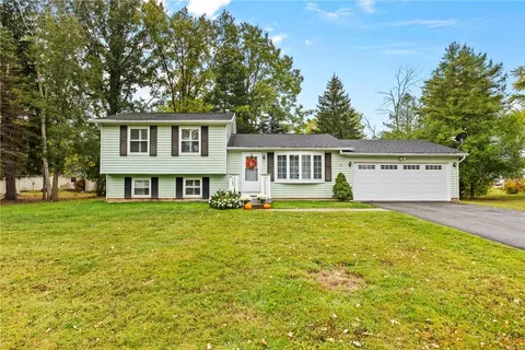 11 Battle Green Dr, Chili, NY 14624