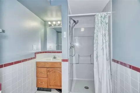 Bath - 53 Bennett Ave, Irondequoit, NY 14609 photo 2 of 2