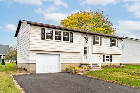 38 Cloverwood Dr, Sweden, NY 14420