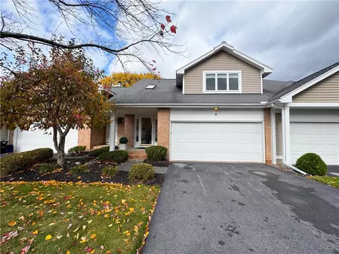 8 Chasewood Cir, Rochester, NY 14618