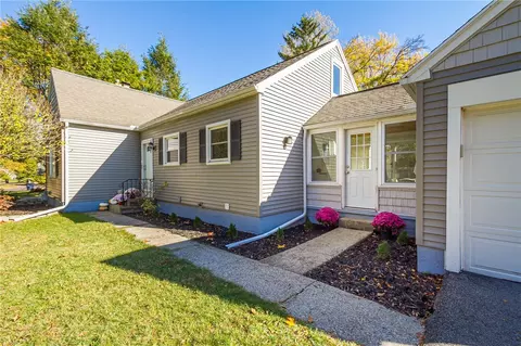 24 Briar Ln, Irondequoit, NY 14622 photo 3