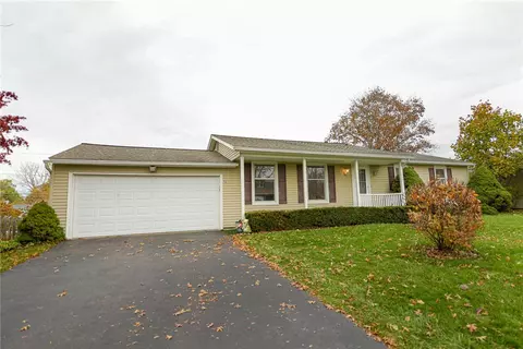 72 Little Tree Ln, Parma, NY 14468