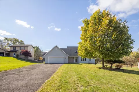 29 Golden Rd, Gates, NY 14624