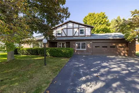 8 Flagstaff Dr, Irondequoit, NY 14622