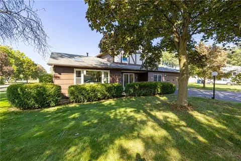 8 Flagstaff Dr, Irondequoit, NY 14622 photo 2