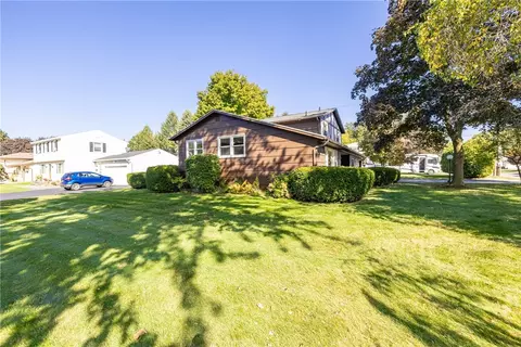 8 Flagstaff Dr, Irondequoit, NY 14622 photo 3