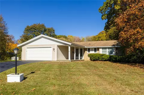 70 Heritage Cir, Greece, NY 14615