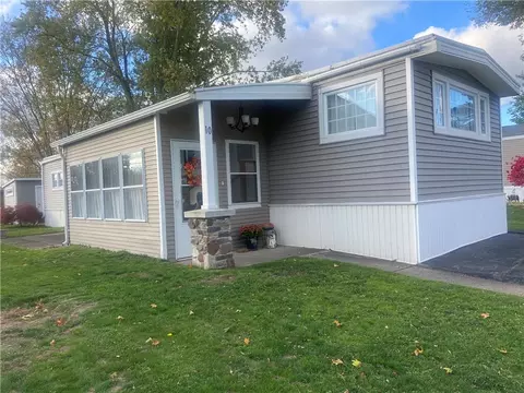 10 Dogwood Dr, Hamlin, NY 14464