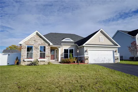 7 Willow Bridge Trl, Penfield, NY 14526