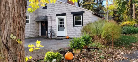 625 Shelford Rd, Irondequoit, NY 14609