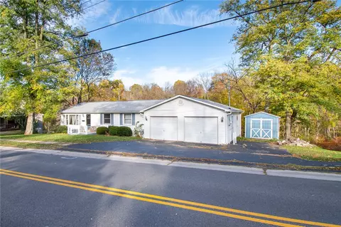 86 Maple St, Lyons, NY 14489