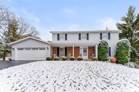 11 Tree Top Ln, West Henrietta, NY 14586