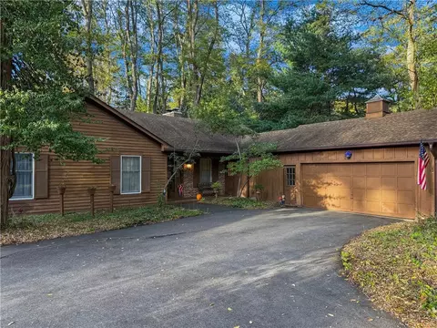 8 Barnwood Hts, Pittsford, NY 14534