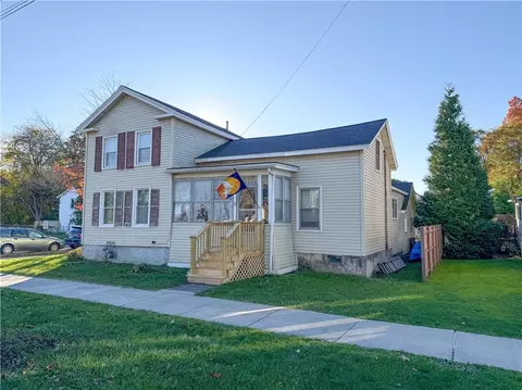 32 White St, Seneca Falls, NY 13148