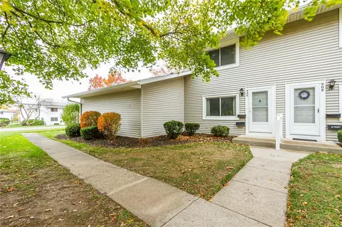 906 Eastbrooke Ln, Rochester, NY 14618
