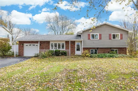 82 Kenwick Dr, Rochester, NY 14623