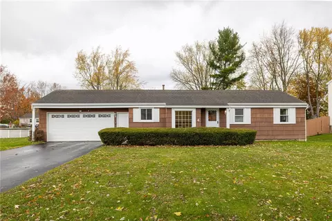 4 Weatherwood Ln, Chili, NY 14624