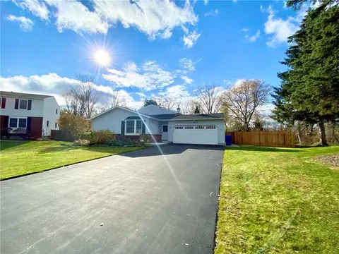 16 Matthew Cir, Ogden, NY 14624