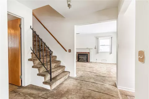 Entry Way - 35 Oakcrest Dr, Irondequoit, NY 14617 photo 2 of 2