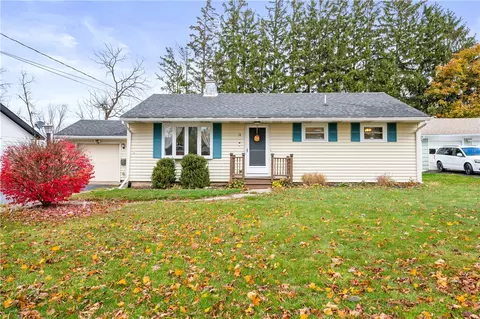 14 Hilltop Dr, Le Roy, NY 14482