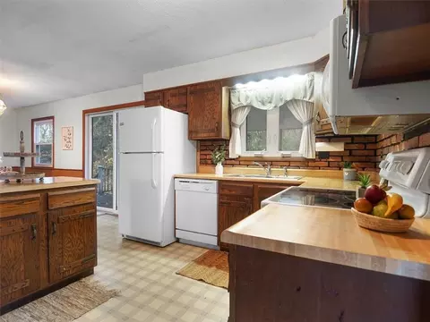 Kitchen - 7200 Sutton Rd, Arcadia, NY 14489 photo 2 of 7